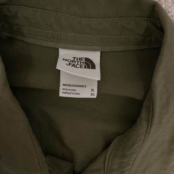 NWOT Men’s North Face Button Up - Picture 3 of 3